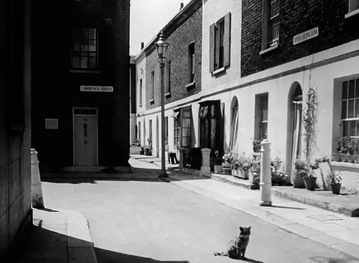 Framed Print : Lawrence Street and Upper Cheyne Row, Chelsea, London Framed Print : Lawrence Street and Upper Cheyne Row, Chelsea, London