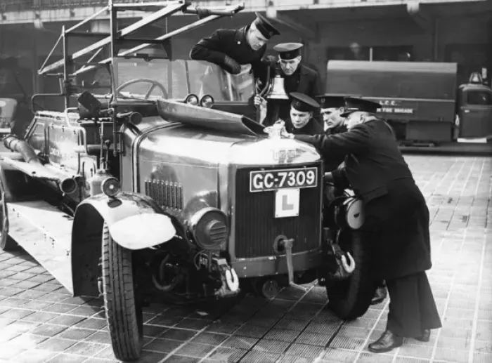 Framed Print : LCC-LFB trainees looking at an engine Framed Print : LCC-LFB trainees looking at an engine