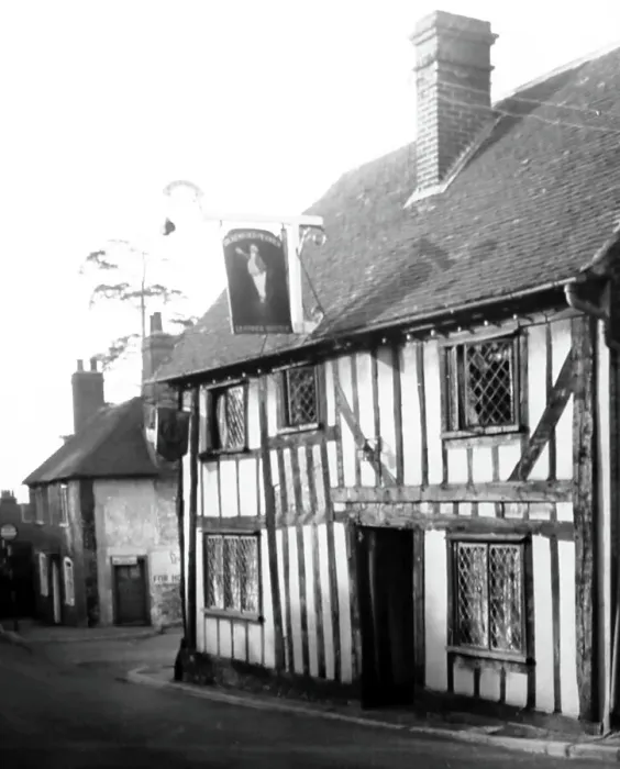 Framed Print : Leather Bottle Inn, Cobham, early 1900s Framed Print : Leather Bottle Inn, Cobham, early 1900s