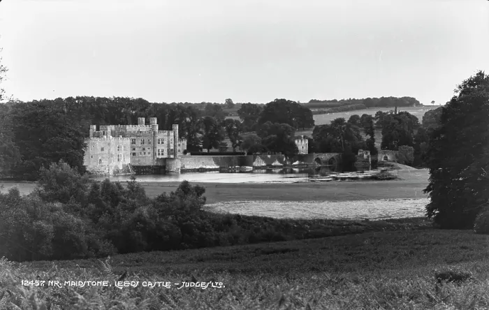Framed Print : Leeds Castle Near Maidstone Framed Print : Leeds Castle Near Maidstone