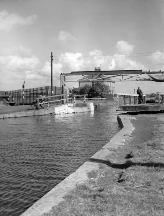 Framed Print : Leeds Liverpool Canal Framed Print : Leeds Liverpool Canal