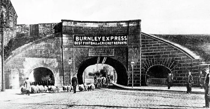 Framed Print : Leeds and Liverpool Canal aqueduct, Burnley Framed Print : Leeds and Liverpool Canal aqueduct, Burnley