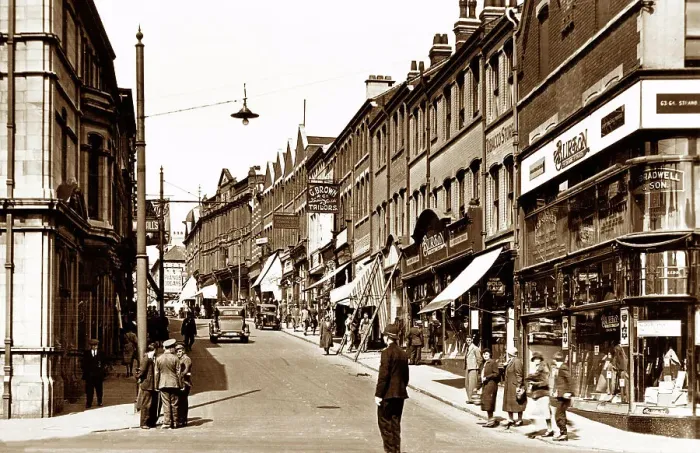 Framed Print : Leeming Street, Mansfield 1930's Framed Print : Leeming Street, Mansfield 1930's