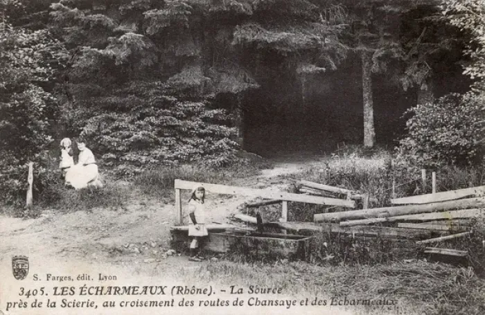 Framed Print : The well at Les Echarmeaux (Rhone), France Framed Print : The well at Les Echarmeaux (Rhone), France
