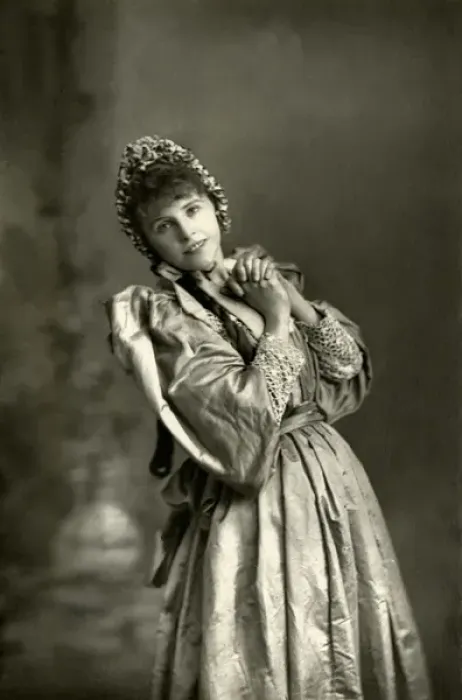 Framed Print : Letty Lind - English actress, dancer, singer and acrobat Framed Print : Letty Lind - English actress, dancer, singer and acrobat