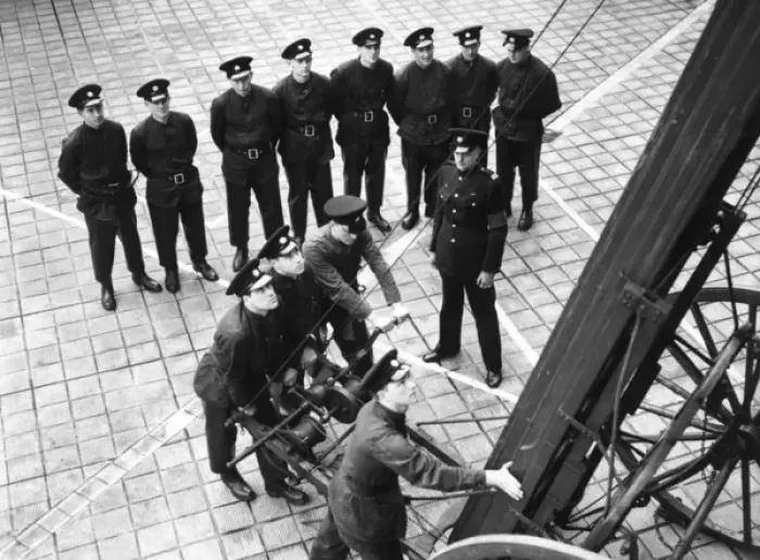Framed Print : LFB recruits taking part in escape training at HQ Framed Print : LFB recruits taking part in escape training at HQ