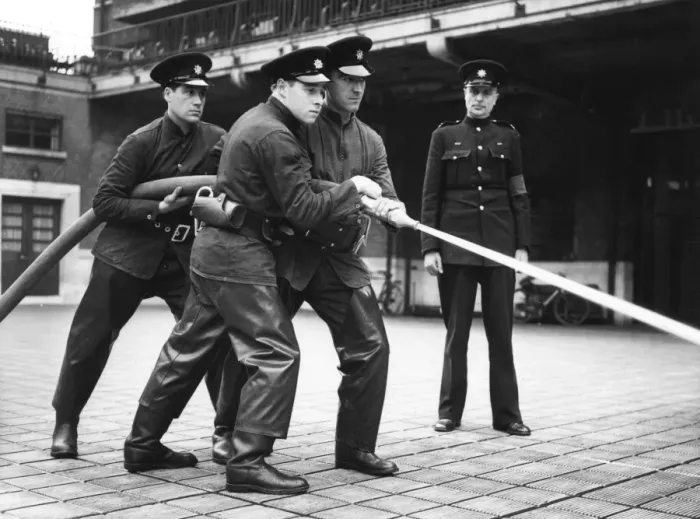 Framed Print : LFB recruits taking part in hosepipe training at HQ Framed Print : LFB recruits taking part in hosepipe training at HQ