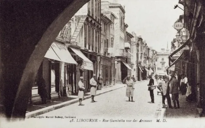 Framed Print : Libourne, France, Rue Gambetta - View through the Arch Framed Print : Libourne, France, Rue Gambetta - View through the Arch