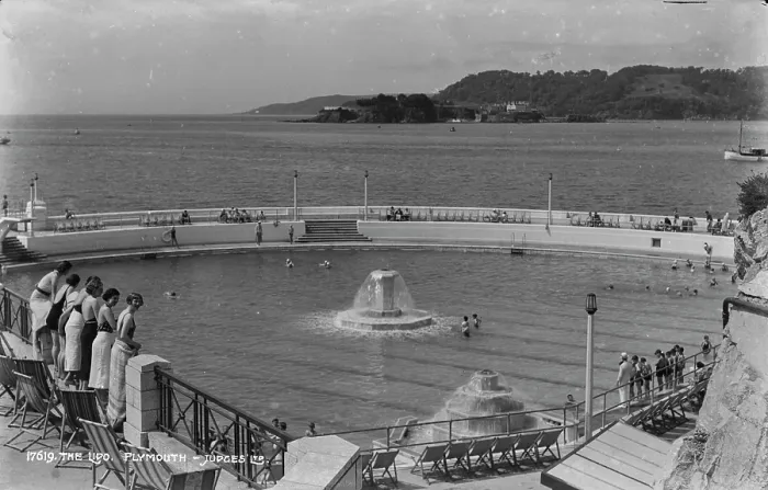 Framed Print : The Lido at Plymouth Framed Print : The Lido at Plymouth