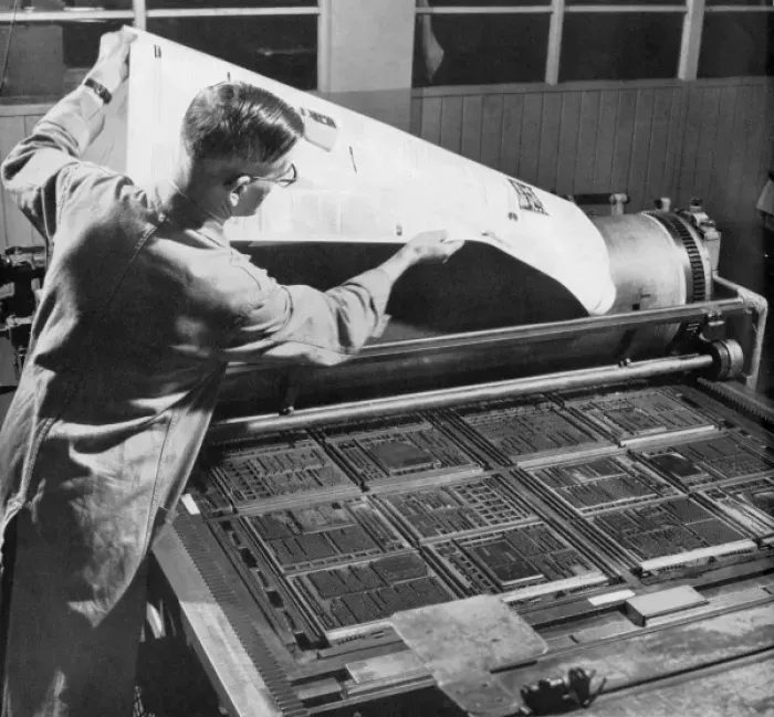 Framed Print : Lifting a proof off a large forme Framed Print : Lifting a proof off a large forme