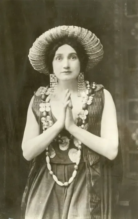 Framed Print : Lillah McCarthy as Jocasta in Oedipus Rex, London Framed Print : Lillah McCarthy as Jocasta in Oedipus Rex, London
