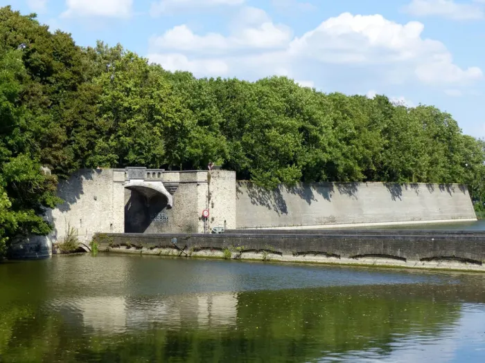 Framed Print : The Lille Gate in the Ypres ramparts seen across the moat Framed Print : The Lille Gate in the Ypres ramparts seen across the moat