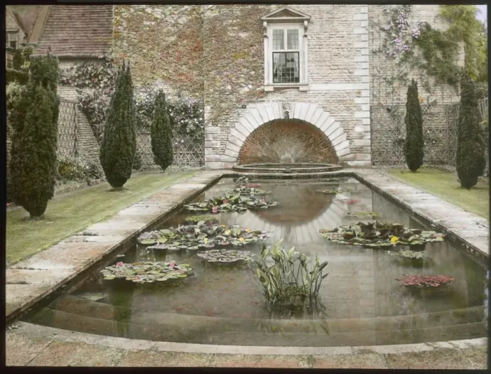 Framed Print : Lily pond at Abbotswood, Gloucestershire Framed Print : Lily pond at Abbotswood, Gloucestershire