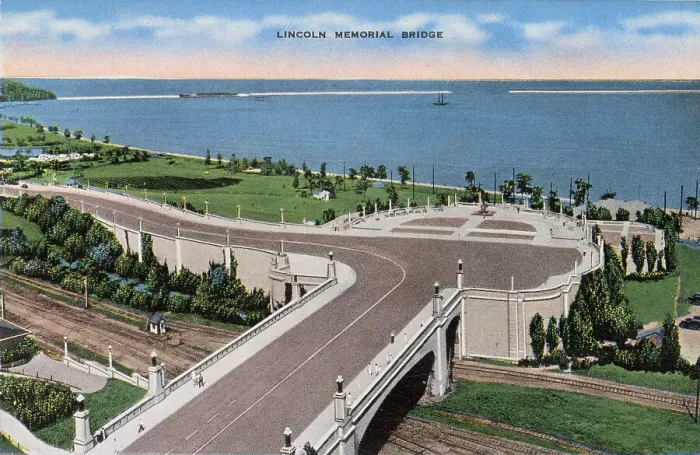 Framed Print : Lincoln Memorial Bridge, Milwaukee, Wisconsin, USA Date: circa 1940 Framed Print : Lincoln Memorial Bridge, Milwaukee, Wisconsin, USA Date: circa 1940