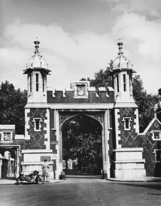 Framed Print : LINCOLNs INN GATE / 1939 Framed Print : LINCOLNs INN GATE / 1939