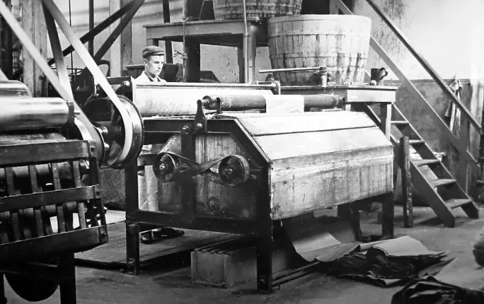 Framed Print : Linen manufacture, Damping machine