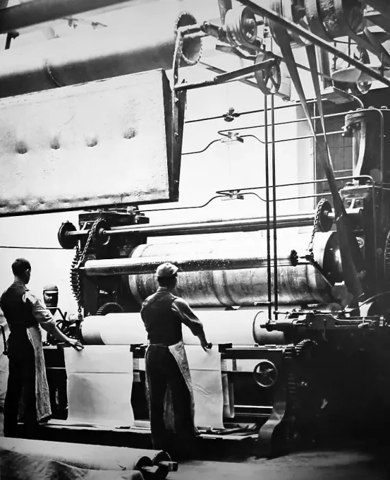Framed Print : Linen manufacture, Hydraulic mangle Framed Print : Linen manufacture, Hydraulic mangle