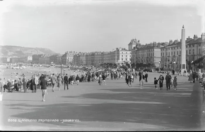 Framed Print : Llandudno Promenade Framed Print : Llandudno Promenade
