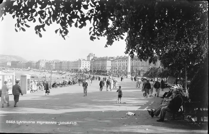Framed Print : Llandudno Promenade Framed Print : Llandudno Promenade