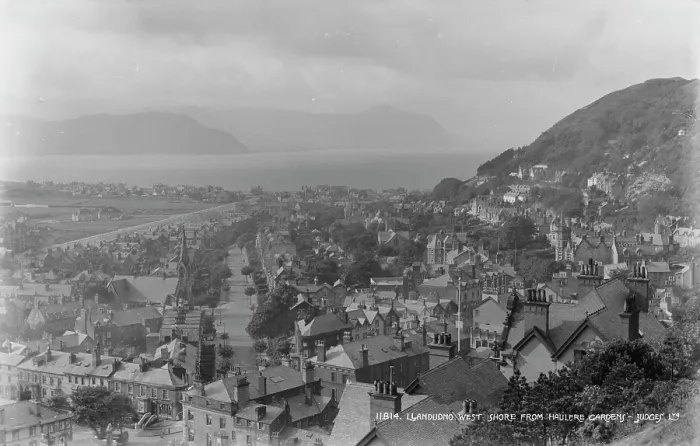 Framed Print : Llandudno West Shore from Haulfre Gardens Framed Print : Llandudno West Shore from Haulfre Gardens