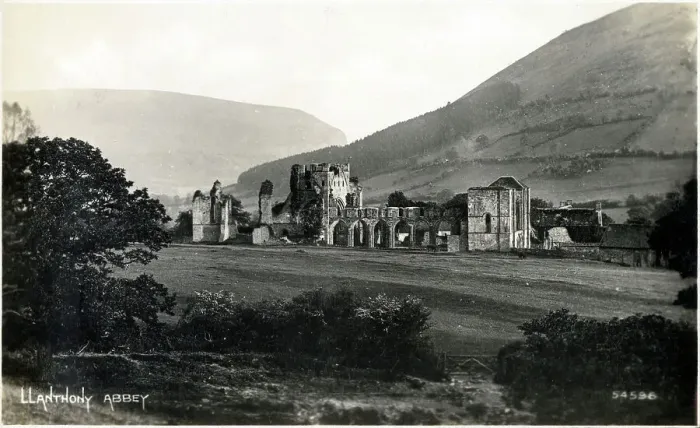 Framed Print : Llanthony Priory, Brecon Beacons, Wales