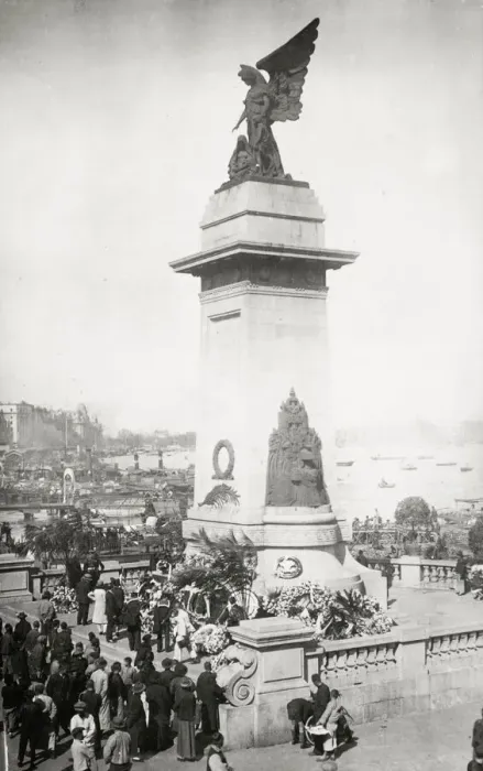 Framed Print : Llaying wreaths, memorial monument, Shanghai, China