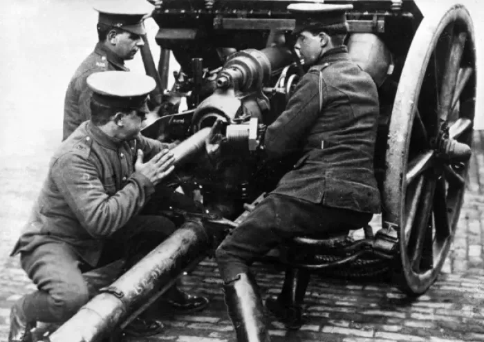 Framed Print : Loading British field gun, WW1 Framed Print : Loading British field gun, WW1