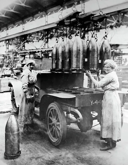Framed Print : Loading shells onto a lorry in a munitions factory - WW0 Framed Print : Loading shells onto a lorry in a munitions factory - WW0