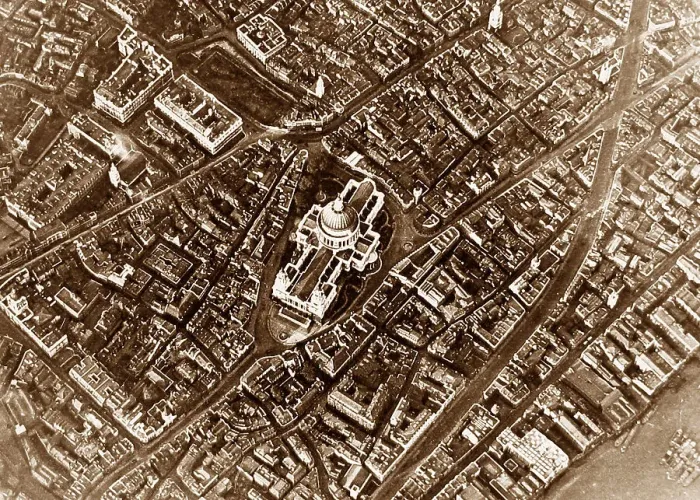 Framed Print : London aerial view of St. Paul's Cathedral in the 1920s Framed Print : London aerial view of St. Paul's Cathedral in the 1920s