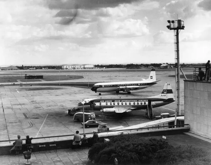 Framed Print : LONDON AIRPORT 1960S Framed Print : LONDON AIRPORT 1960S