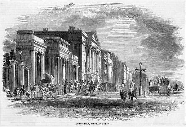 London Apsley House. At Hyde Park Corner : the London residence of the duke of Wellington