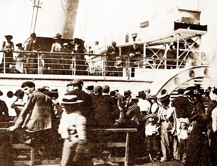 Framed Print : The London boat leaving Great Yarmouth, early 1900s Framed Print : The London boat leaving Great Yarmouth, early 1900s