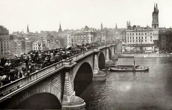 Framed Print : London Bridge busy with trafffic Framed Print : London Bridge busy with trafffic