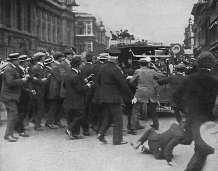 Framed Print : London crowd cheer Asquith Framed Print : London crowd cheer Asquith
