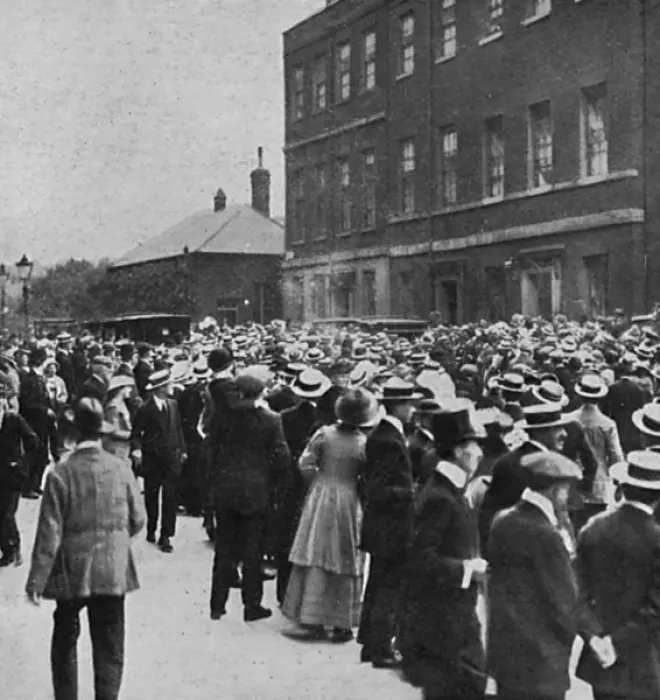 Framed Print : London crowd in Downing Street Framed Print : London crowd in Downing Street