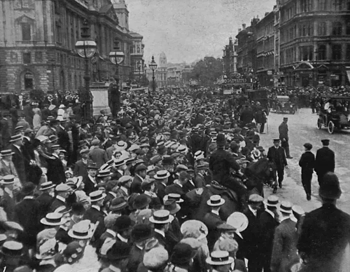 Framed Print : London crowd in Whitehall Framed Print : London crowd in Whitehall