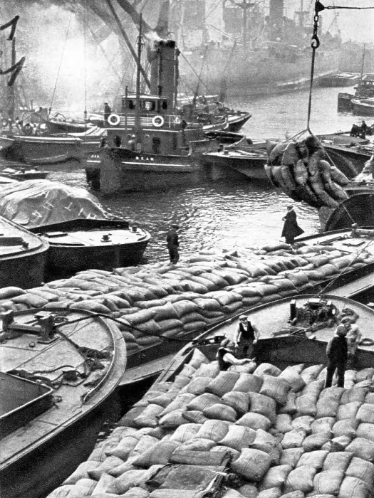 Framed Print : London docks, early 1900s Framed Print : London docks, early 1900s