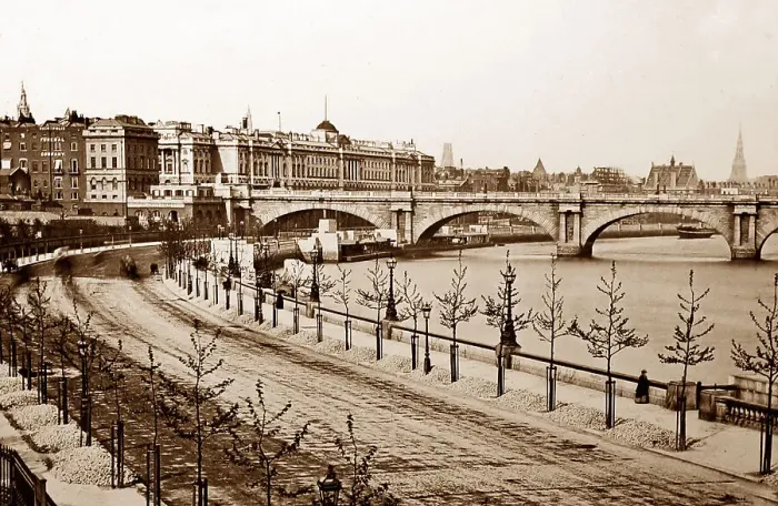 Framed Print : London Embankment Framed Print : London Embankment