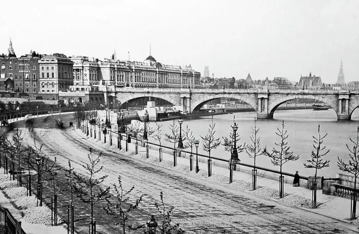 Framed Print : London Embankment in the snow, Victorian period Framed Print : London Embankment in the snow, Victorian period