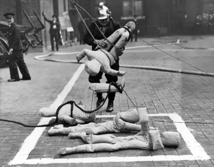 Framed Print : London Fire Brigade escape competition with dummies Framed Print : London Fire Brigade escape competition with dummies