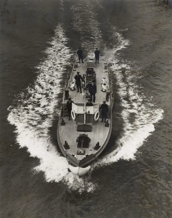Framed Print : London Fire Brigade fireboat Massey Shaw underway Framed Print : London Fire Brigade fireboat Massey Shaw underway