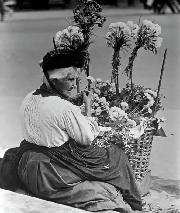 Framed Print : London flower seller Framed Print : London flower seller