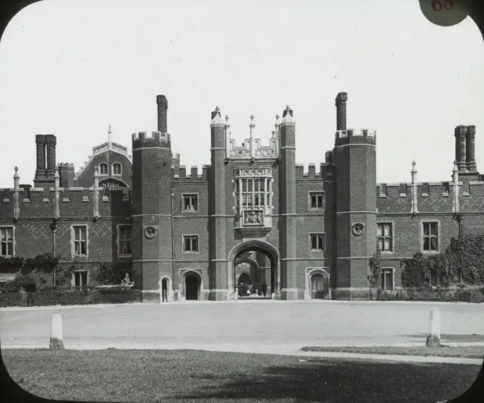 Framed Print : London - Hampton Court Palace Framed Print : London - Hampton Court Palace