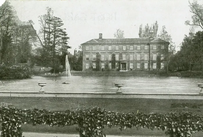 Framed Print : London House and Lake, Kew Gardens, West London Framed Print : London House and Lake, Kew Gardens, West London