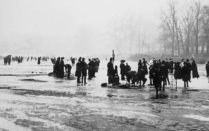 Framed Print : London Hyde Park Skating on the Serpentine Victorian period Framed Print : London Hyde Park Skating on the Serpentine Victorian period