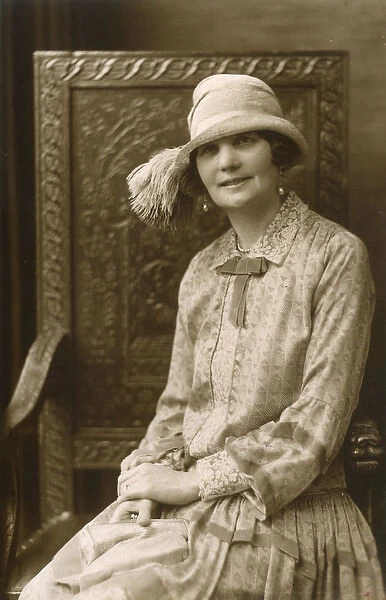 London Lady Marion - studio portrait - styish blouse and hat