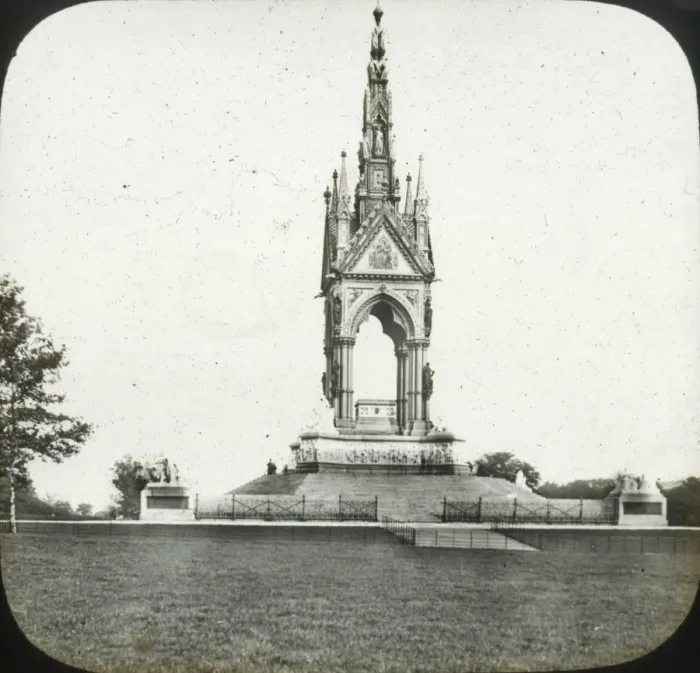 Framed Print : London - Memorial with Spire Framed Print : London - Memorial with Spire