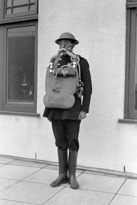 Framed Print : London (NFS) firefighter in breathing apparatus, WW2 Framed Print : London (NFS) firefighter in breathing apparatus, WW2