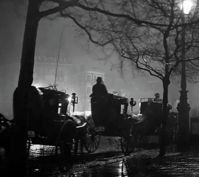 Framed Print : London at night, cabbies waiting for passengers, early 1900s Framed Print : London at night, cabbies waiting for passengers, early 1900s