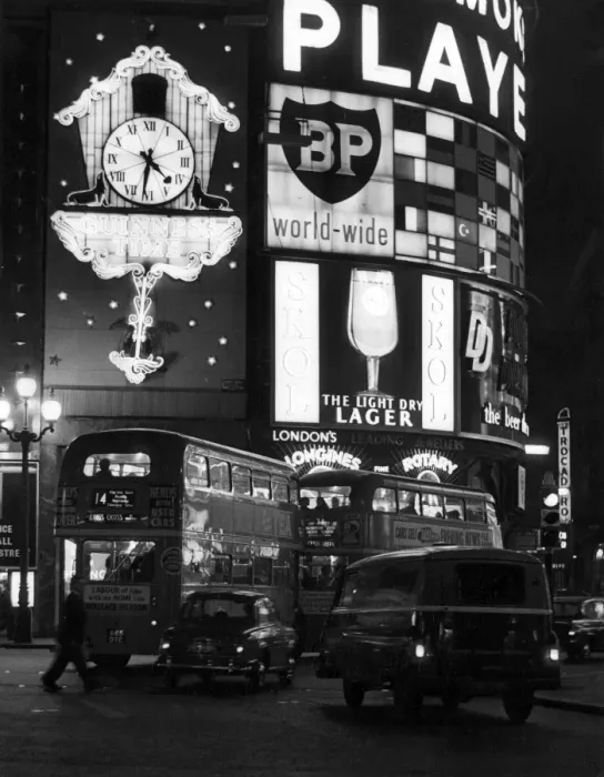 Framed Print : London / Piccadilly Circus Framed Print : London / Piccadilly Circus